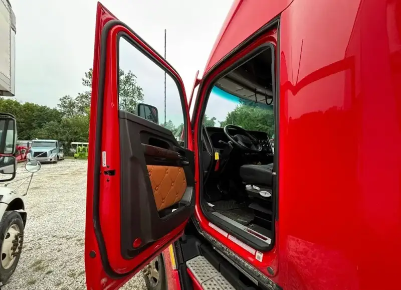 2023 Kenworth T680 photo 23