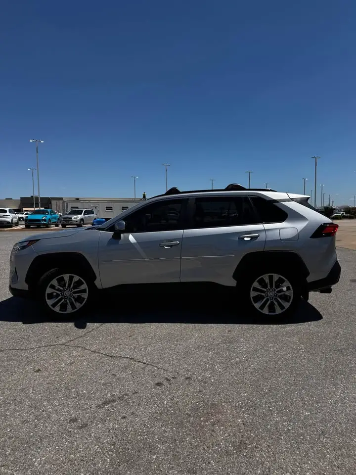2025 Toyota RAV4 XLE Premium photo 5